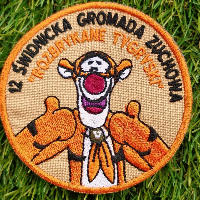 Plakietka 12 Świdnickiej Gromady Zuchowej Rozbrykane Tygryski